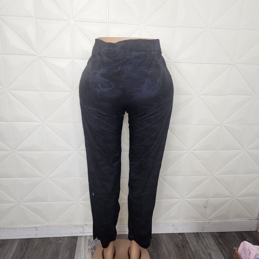Lululemon Black Camo Zip-Leg Pants Size 6 Belted Utility Style - Picture 5 of 9